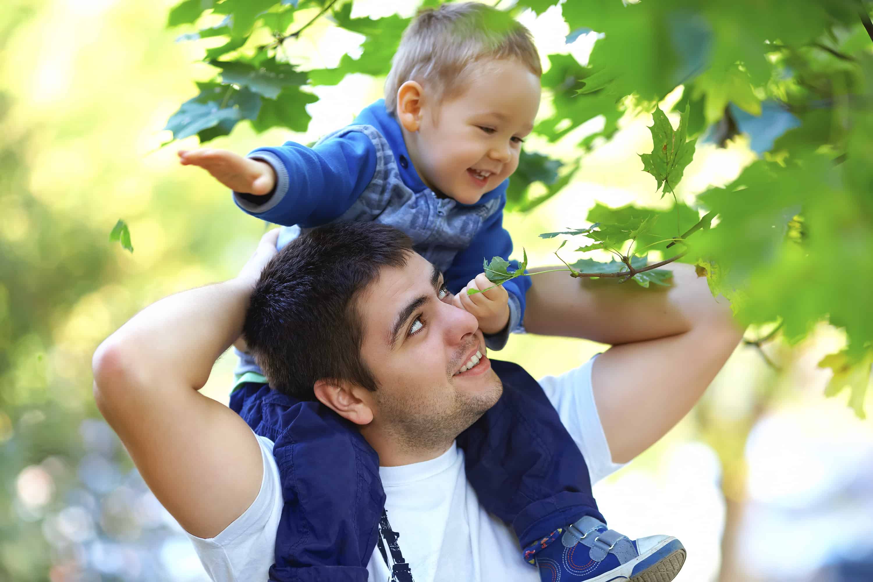 Реклама отец и сын. Папа картинка для детей. Отец с сыном на природе. Отцы и дети фото. Фото папы с детьми.