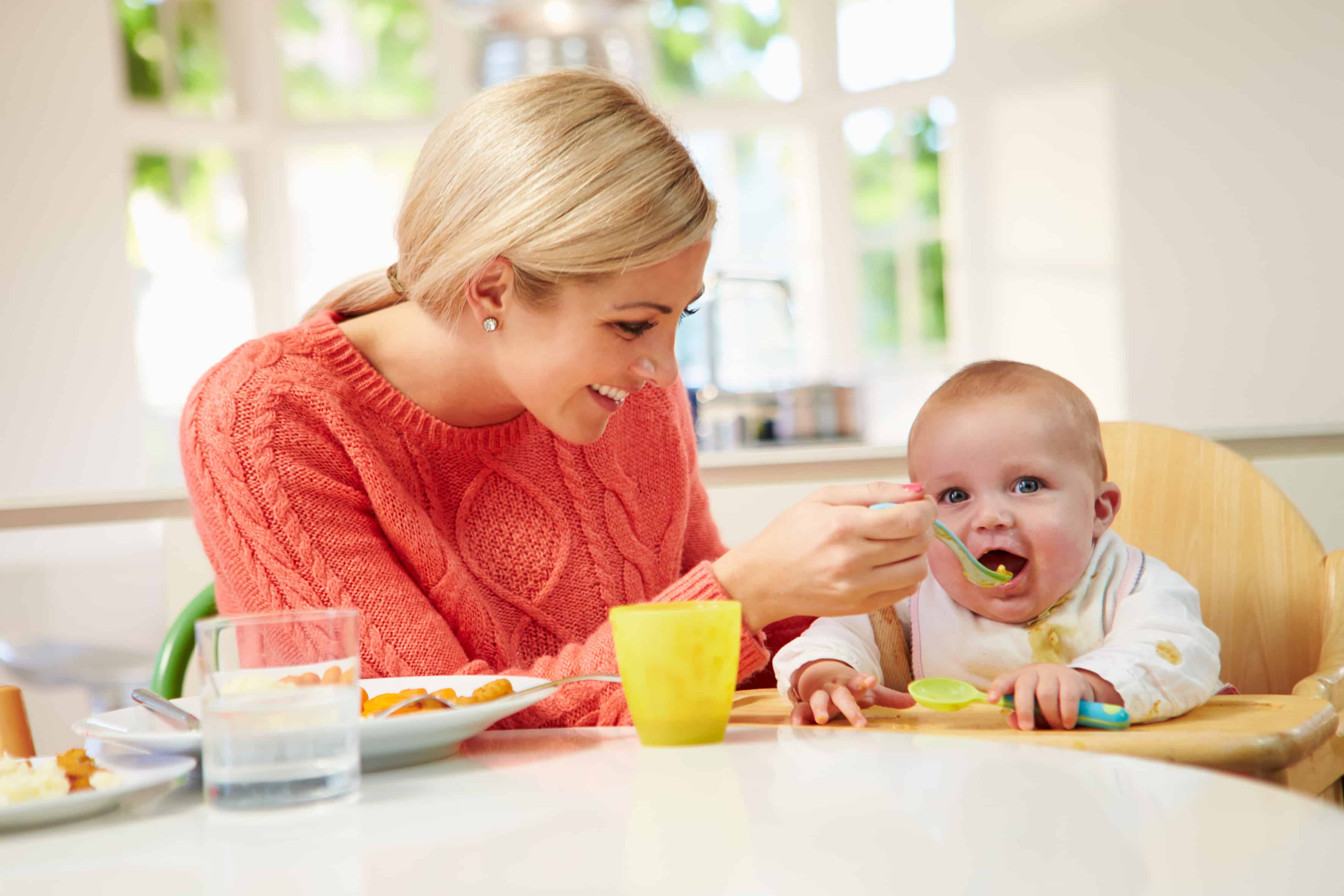 Ребенок учится есть сам. Мама кормит малыша. Малыш ест. Ребенок кушает с мамой. Мать с ребенком за столом.
